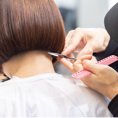 美容師が理想のうなじに仕上げる